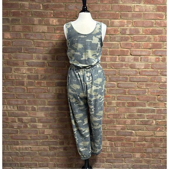 Cherish Camouflage Sleeveless Jumpsuit Size Large NEW - Picture 5 of 7